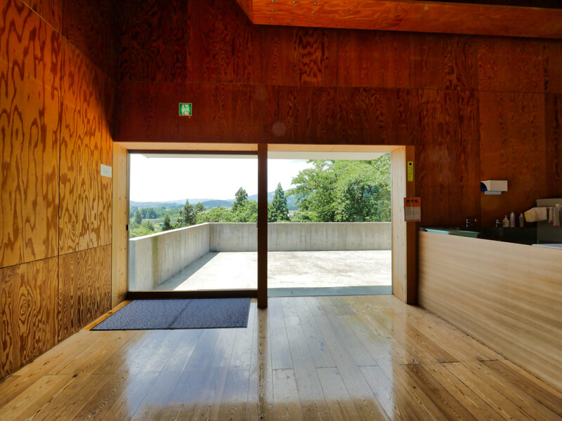 森林学習室｜住宅/ビル/マンションのデザイン建築設計事務所をしている片岡直樹が向学のために名建築を訪ねるシリーズです。山形県村山市にあります高宮眞介先生による設計の最上川美術館・真下慶治記念館（旧真下慶治記念美術館）を見学してきました。職員の方の許可を頂き外観と美術品を映さない内部撮影をさせて頂きました。新建築 2006年3月号に発表された作品です。