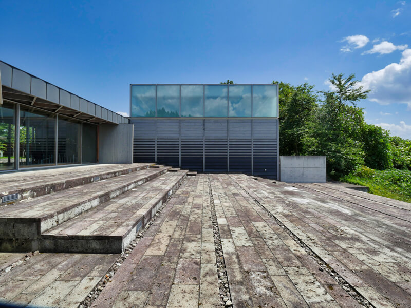 テラス　展示棟｜住宅/ビル/マンションのデザイン建築設計事務所をしている片岡直樹が向学のために名建築を訪ねるシリーズです。山形県村山市にあります高宮眞介先生による設計の最上川美術館・真下慶治記念館（旧真下慶治記念美術館）を見学してきました。職員の方の許可を頂き外観と美術品を映さない内部撮影をさせて頂きました。新建築 2006年3月号に発表された作品です。