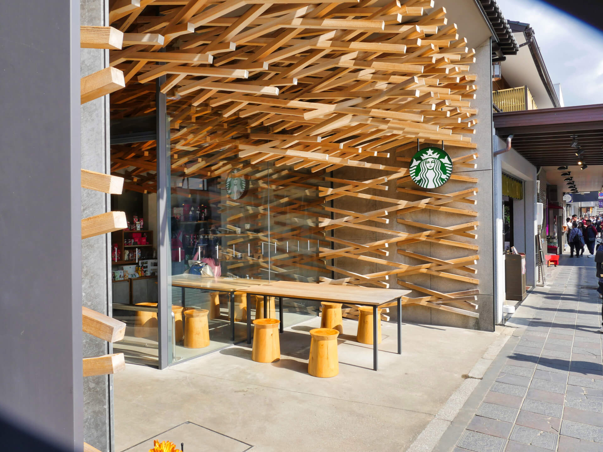 スターバックスコーヒー 太宰府天満宮表参道店 〒818-0117 福岡県太宰府市宰府３丁目２−４３ 営業時間8時00分～20時00分