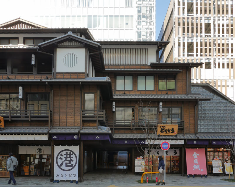 ミナカ小田原 所在地：神奈川県小田原市栄町一丁目1-15　発注者「：万葉倶楽部株式会社 企画設計：万葉倶楽部株式会社一級建築士事務所　実施設計：五洋建設株式会社本社一級建築士事務所　木造部実施設計：株式会社シェルター建築設計事務所　環境デザイン　株式会社アンデザイン 施工者：洋建設株式会社東京建築支店・株式会社石井工務店（低層棟木造・外装）