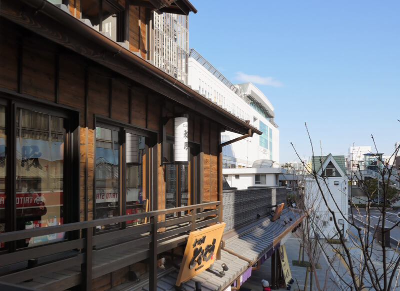 ミナカ小田原 所在地：神奈川県小田原市栄町一丁目1-15　発注者「：万葉倶楽部株式会社 企画設計：万葉倶楽部株式会社一級建築士事務所　実施設計：五洋建設株式会社本社一級建築士事務所　木造部実施設計：株式会社シェルター建築設計事務所　環境デザイン　株式会社アンデザイン 施工者：洋建設株式会社東京建築支店・株式会社石井工務店（低層棟木造・外装）