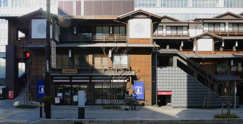 ミナカ小田原 所在地：神奈川県小田原市栄町一丁目1-15　発注者「：万葉倶楽部株式会社 企画設計：万葉倶楽部株式会社一級建築士事務所　実施設計：五洋建設株式会社本社一級建築士事務所　木造部実施設計：株式会社シェルター建築設計事務所　環境デザイン　株式会社アンデザイン 施工者：洋建設株式会社東京建築支店・株式会社石井工務店（低層棟木造・外装）