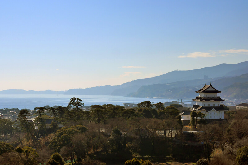 ミナカ小田原 所在地：神奈川県小田原市栄町一丁目1-15　発注者「：万葉倶楽部株式会社 企画設計：万葉倶楽部株式会社一級建築士事務所　実施設計：五洋建設株式会社本社一級建築士事務所　木造部実施設計：株式会社シェルター建築設計事務所　環境デザイン　株式会社アンデザイン 施工者：洋建設株式会社東京建築支店・株式会社石井工務店（低層棟木造・外装）