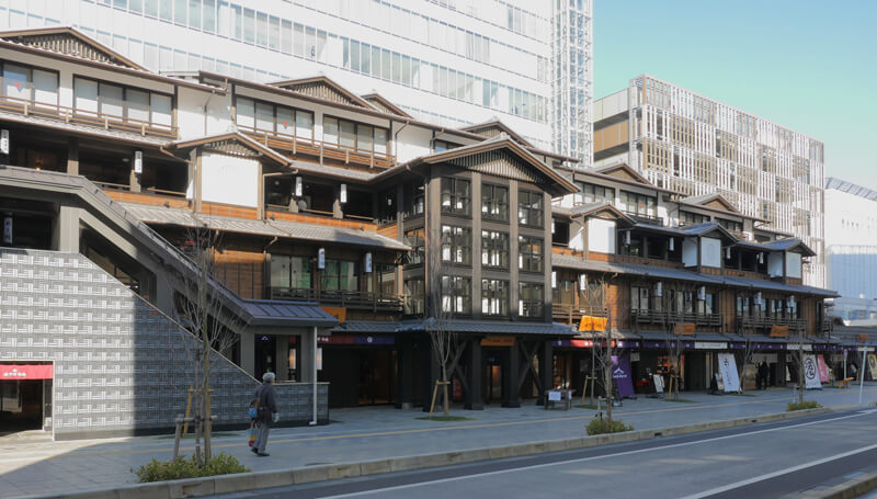 ミナカ小田原 所在地：神奈川県小田原市栄町一丁目1-15　発注者「：万葉倶楽部株式会社 企画設計：万葉倶楽部株式会社一級建築士事務所　実施設計：五洋建設株式会社本社一級建築士事務所　木造部実施設計：株式会社シェルター建築設計事務所　環境デザイン　株式会社アンデザイン 施工者：洋建設株式会社東京建築支店・株式会社石井工務店（低層棟木造・外装）