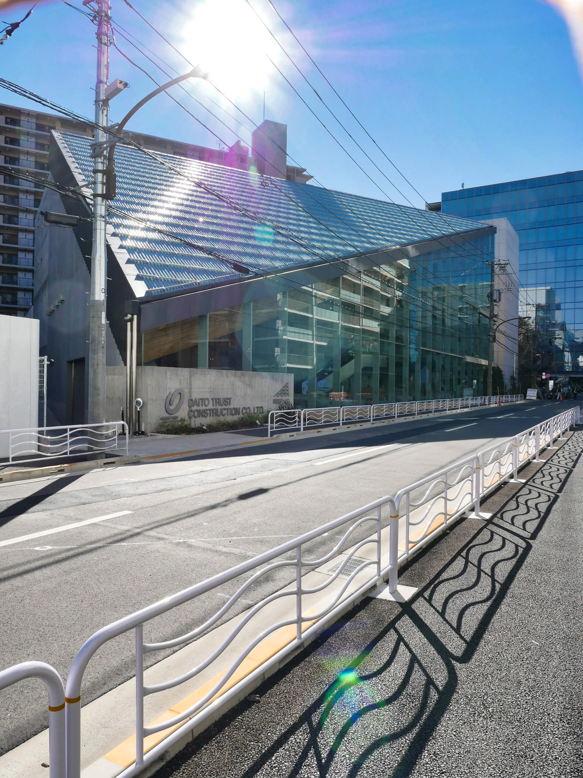 大東建託賃貸住宅未来展示場ROOFLAG　場所：東京都江東区東雲一丁目4-1　設計：マウントフジアーキテクツスタジオ/アラップ　施工：東急建設