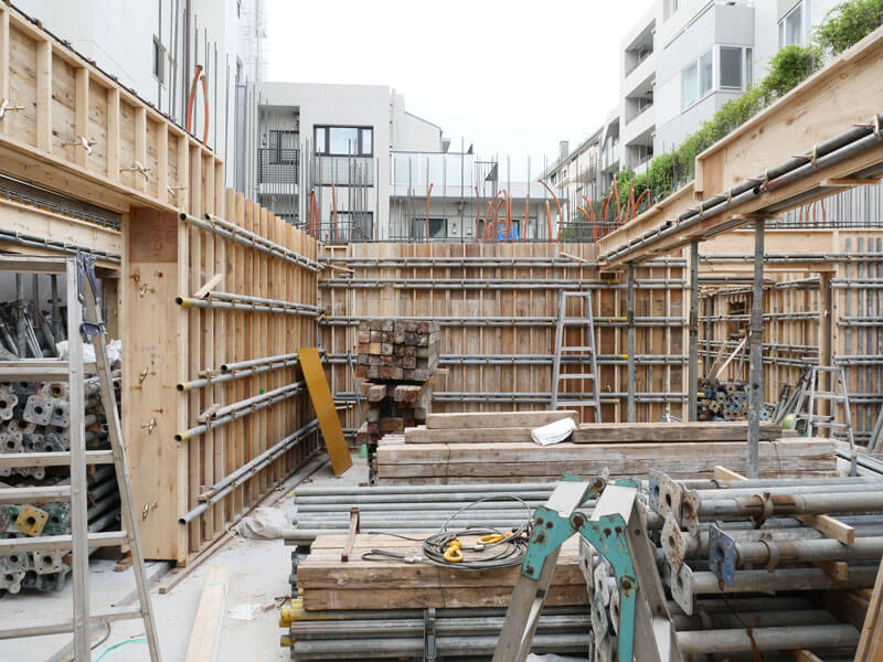 新築賃貸マンション建設事例1階型枠施工状況