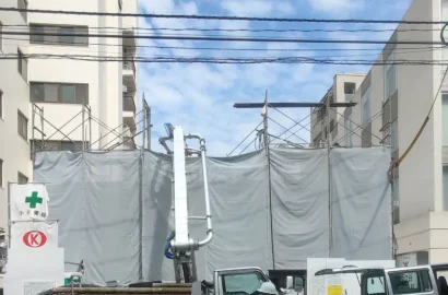 鉄筋コンクリート造デザイナーズマンション建設事例2階コンクリート打設工事前面道路から