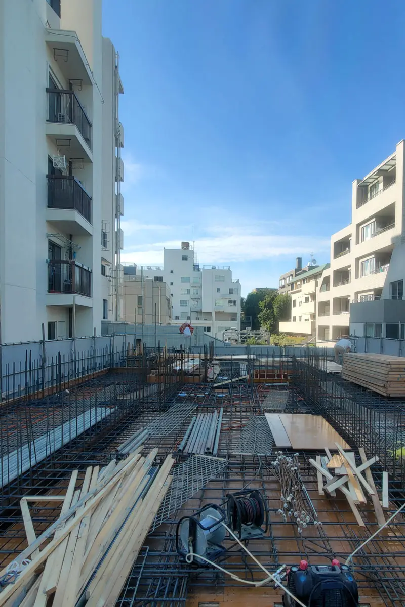 鉄筋コンクリート造賃貸マンション建設事例　4階床構造設計者による配筋検査