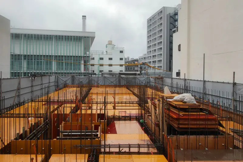 鉄筋コンクリート造賃貸マンション建設事例 3階柱梁型枠工事中