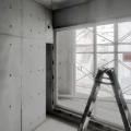 【建築家による高級賃貸】新宿区市ヶ谷デザイナーズマンション設計監理｜着工195日目　アルミサッシ取付開始で内部設備工事が本格化