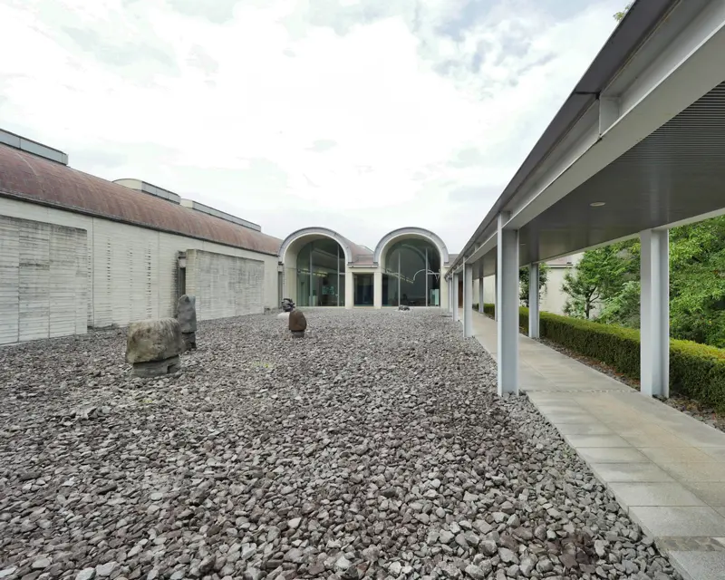 ２F中庭｜富岡市立美術博物館・福沢一郎記念美術館　柳沢孝彦+TAK建築・都市計画研究所