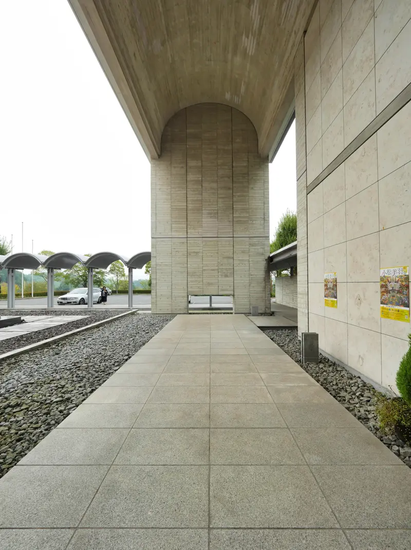 プロムナード｜富岡市立美術博物館・福沢一郎記念美術館　柳沢孝彦+TAK建築・都市計画研究所