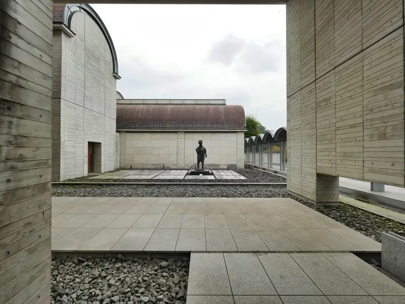 プロムナード｜富岡市立美術博物館・福沢一郎記念美術館　柳沢孝彦+TAK建築・都市計画研究所