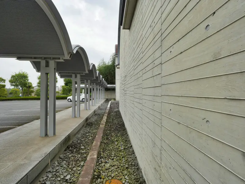 車寄せ市民ギャラリー外壁｜富岡市立美術博物館・福沢一郎記念美術館　柳沢孝彦+TAK建築・都市計画研究所