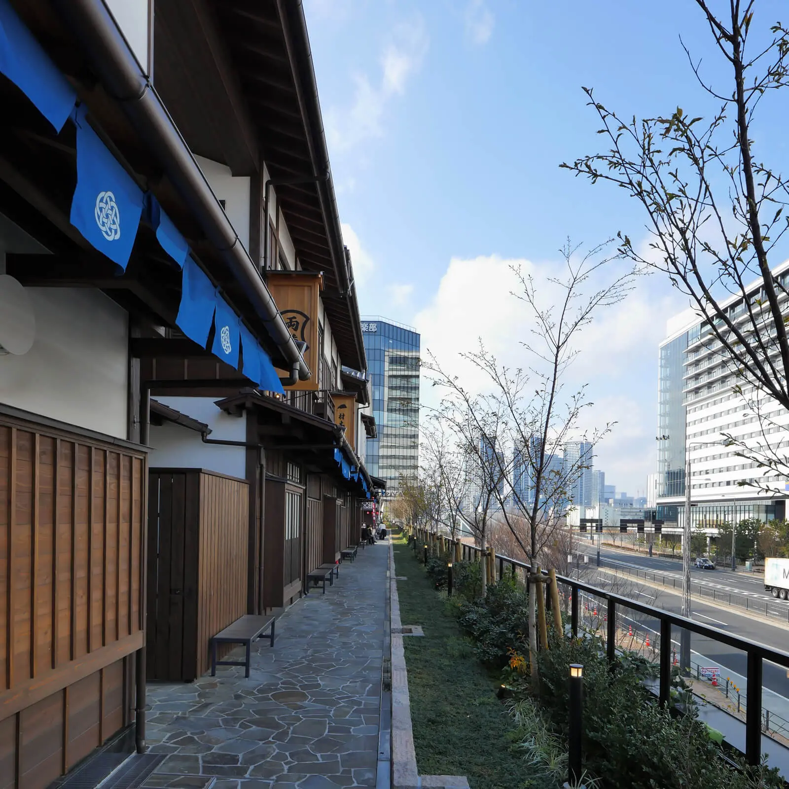 千客万来：食楽棟豊洲場外江戸前市場と温浴棟東京豊洲万葉倶楽部