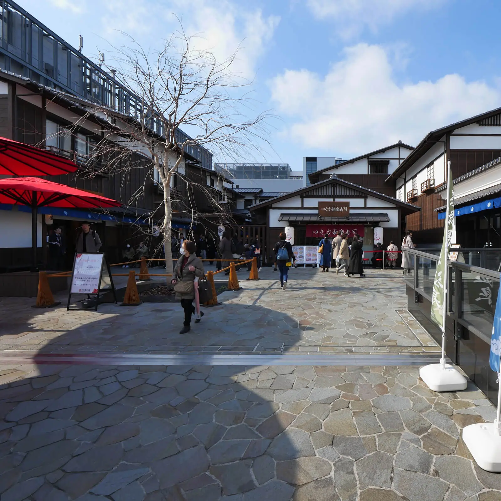 千客万来：食楽棟豊洲場外江戸前市場と温浴棟東京豊洲万葉倶楽部