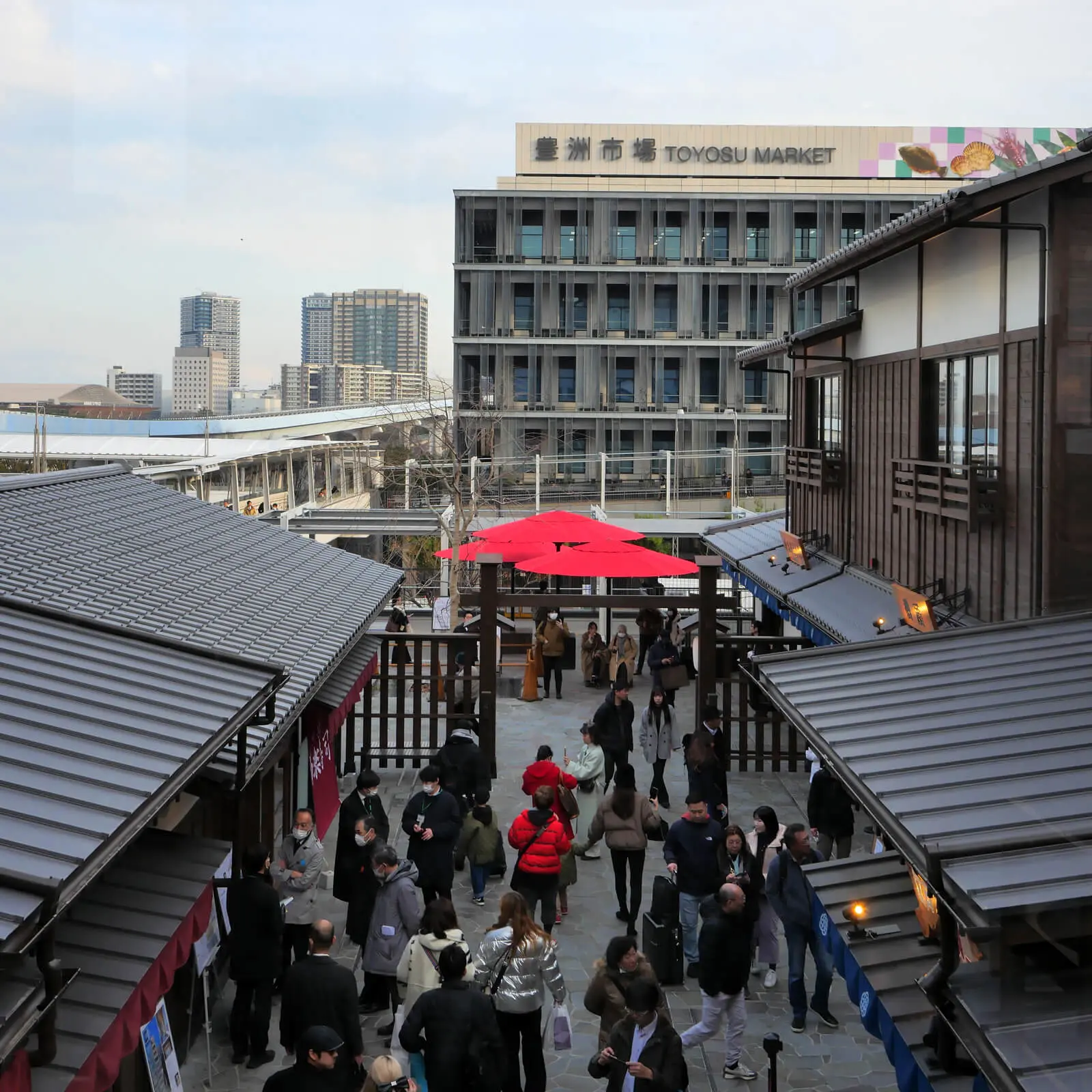 千客万来：食楽棟豊洲場外江戸前市場と温浴棟東京豊洲万葉倶楽部