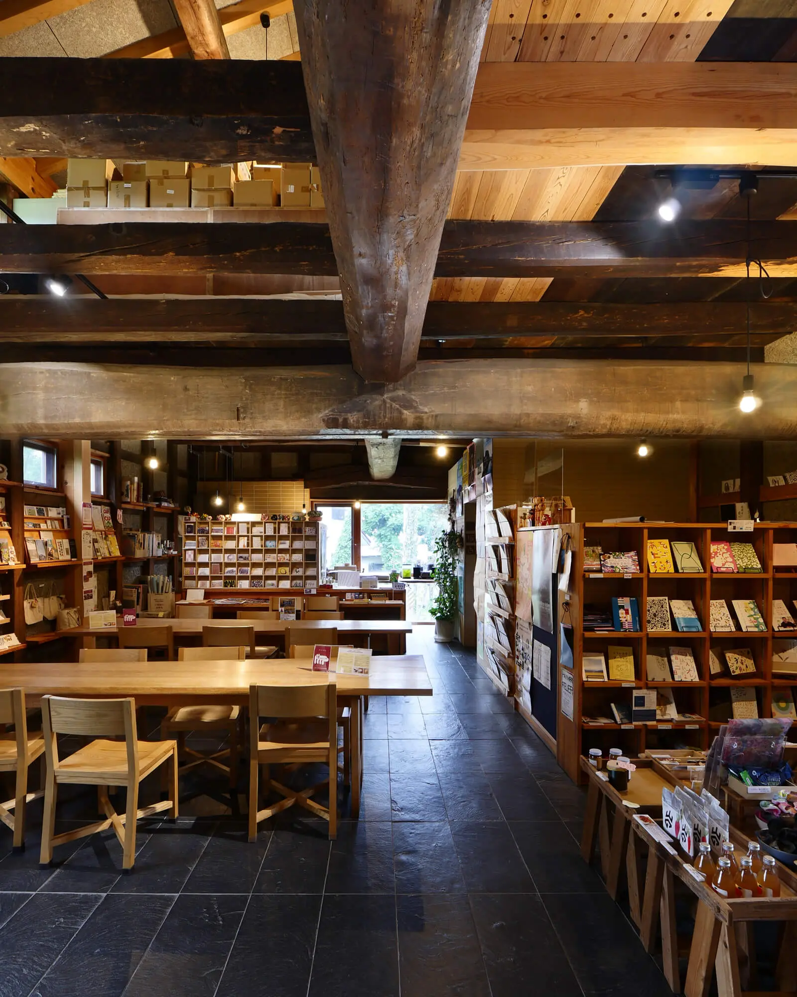 はじまりの美術館|エントランスホールからカフェ側の眺め|福島県の有名建築