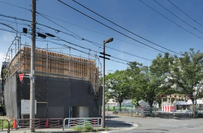 オフィスビル建築プロジェクト【東京江東区潮見】：2階壁鉄筋工事配筋検査　南側外観と公園では夏祭り