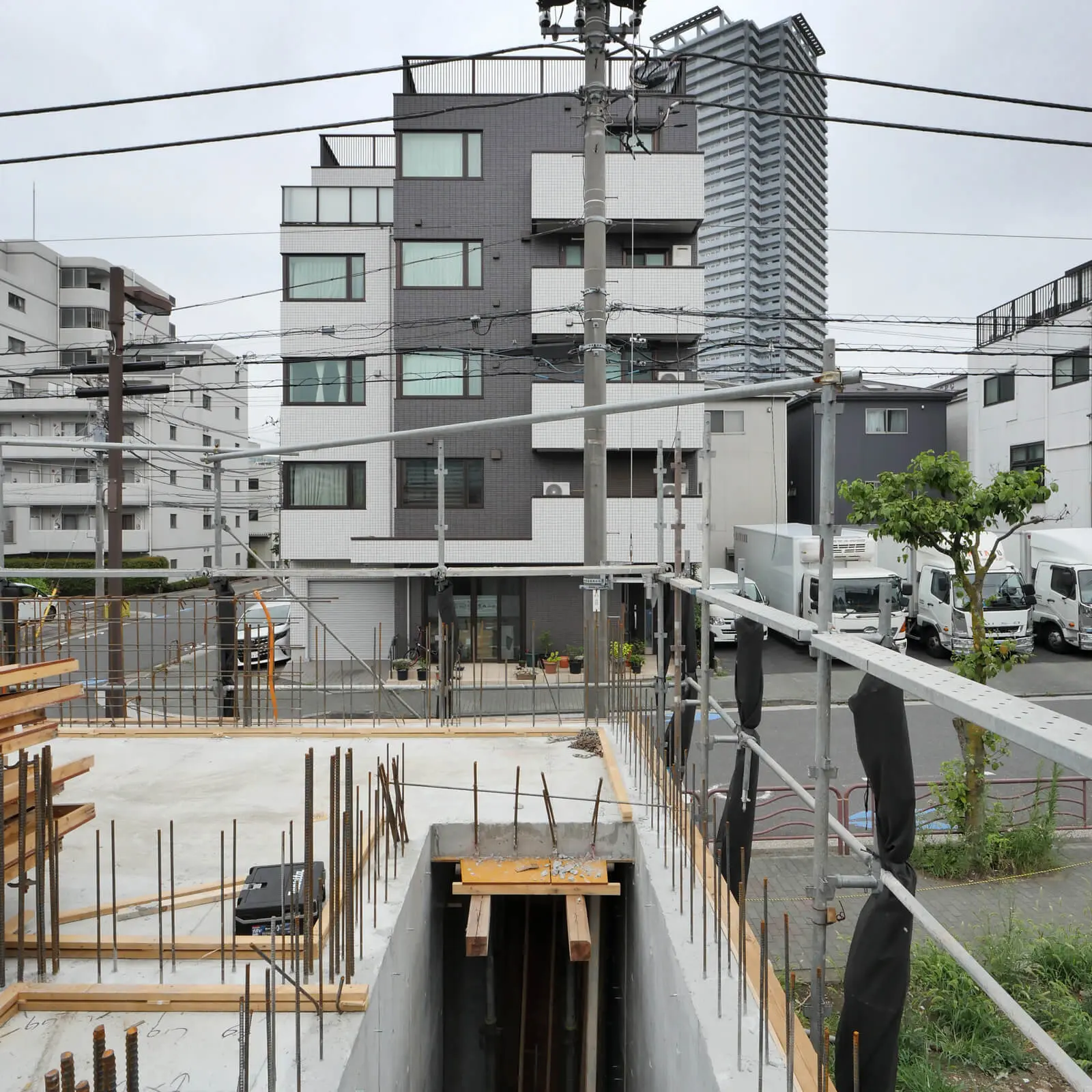 【東京】江東区潮見 オフィスビル建築プロジェクト：1階型枠脱型しています。