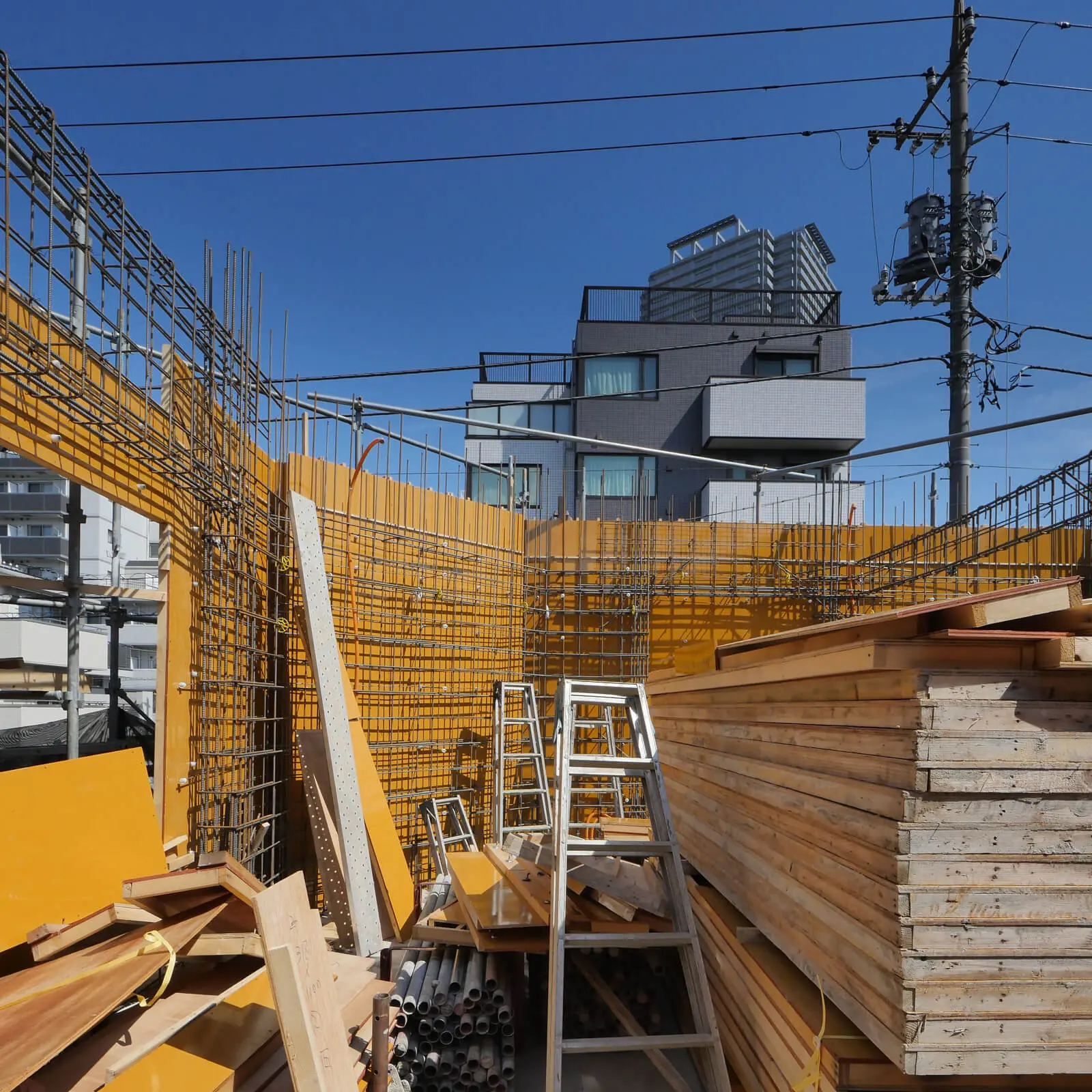 オフィスビル建築プロジェクト【東京江東区潮見】：2階壁鉄筋工事配筋検査　2階に型枠が上げられています。