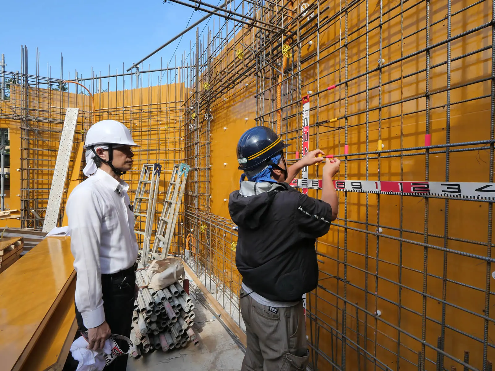 オフィスビル建築プロジェクト【東京江東区潮見】：2階壁鉄筋工事配筋検査　現場監督と設計監理者