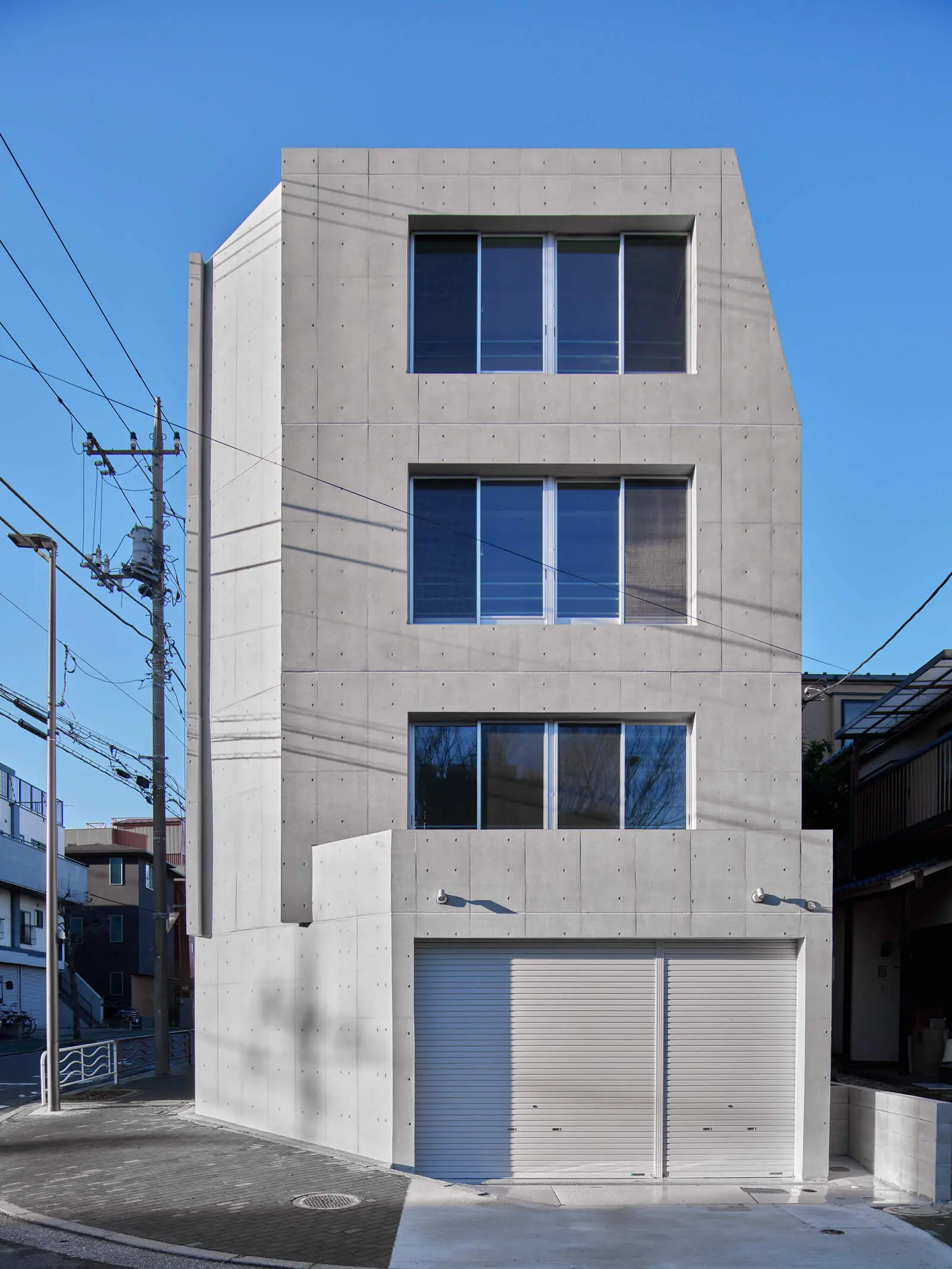 躯体軽量化で基礎コストダウンを実現した、江東区潮見のRC壁式4階建て自社ビル・オフィスの東側外観写真です。