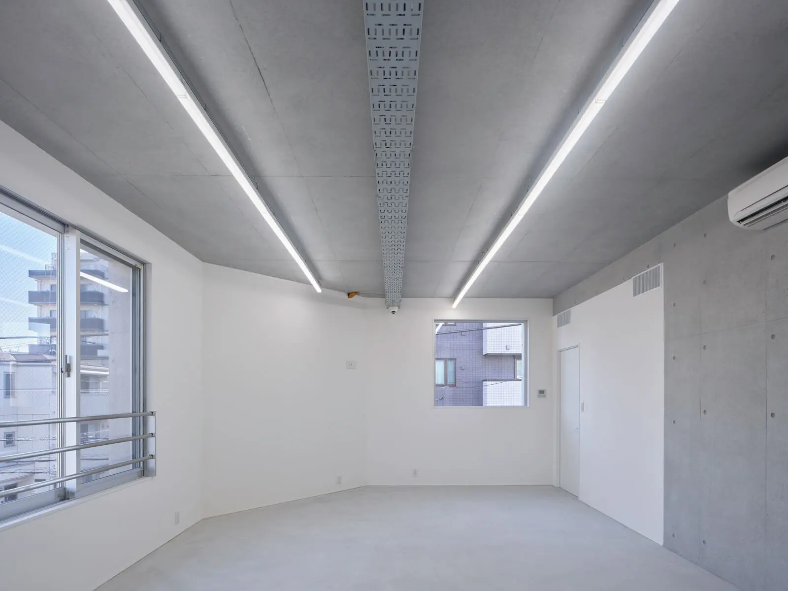 南面に窓を設けた自社ビル3階オフィス。OAフロアを廃止して階高を抑え、躯体と内装費用のコスト削減を実現した設計事例。