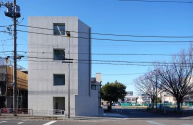 公園の豊かな緑と対比をなす、江東区潮見のRC造オフィスビル外観。周辺環境と調和する自社ビルの設計事例。