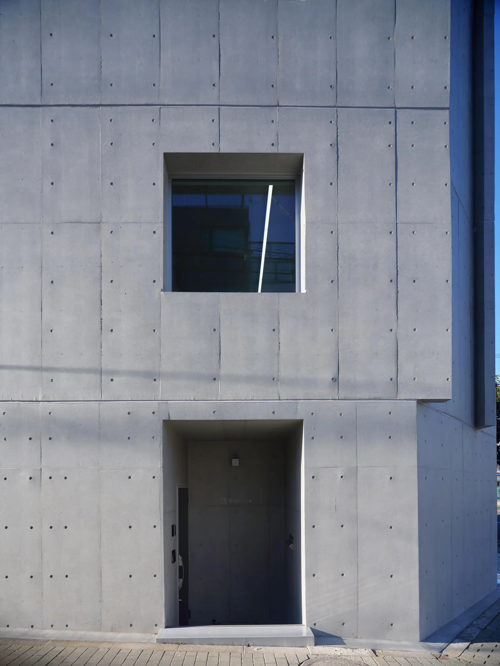 コストダウンを徹底したオフィスビルの南側窓ディテール。法規制をクリアしつつ安価な大開口FIX窓を採用。