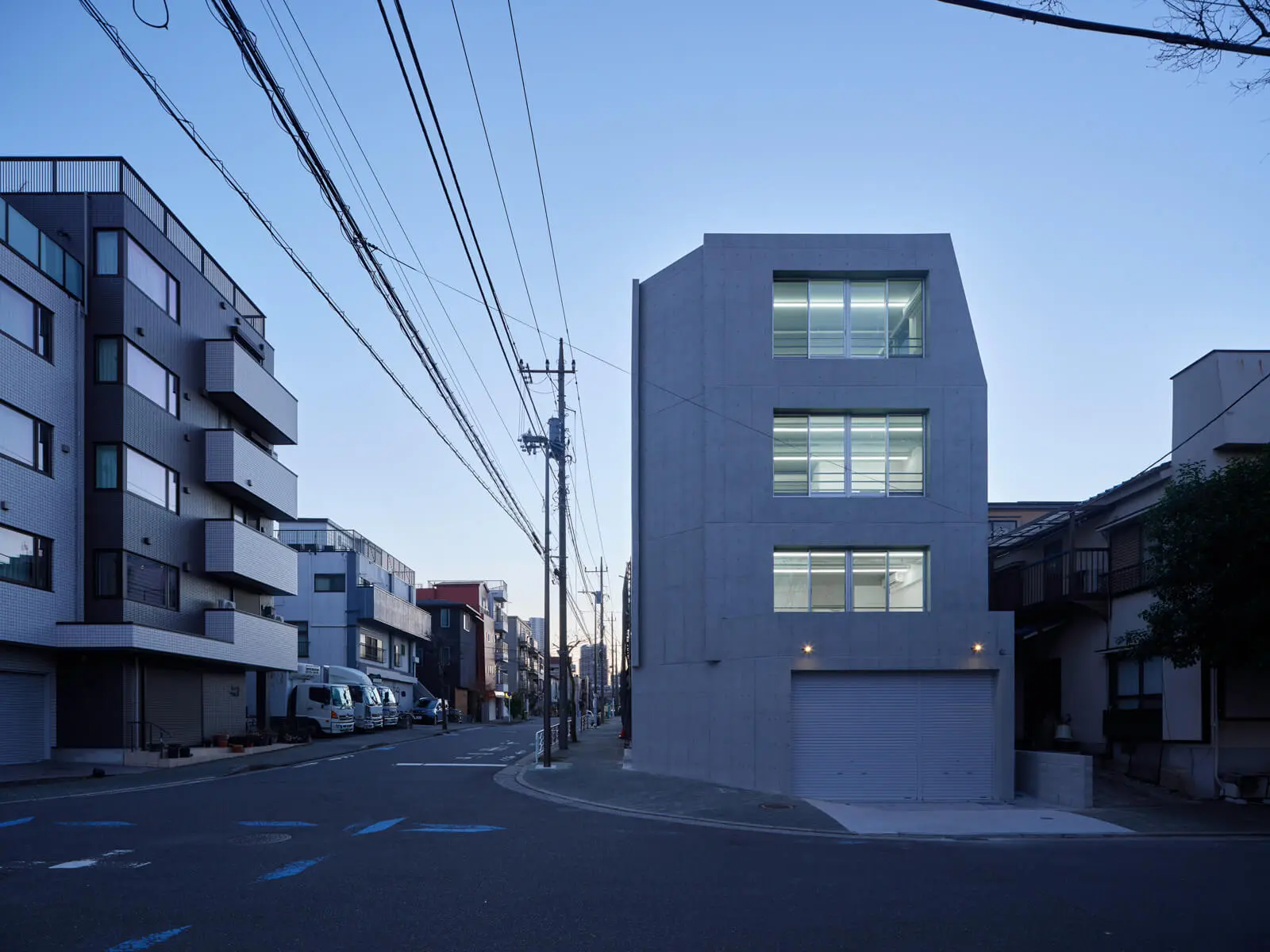 江東区潮見の街並みに溶け込むRC壁式構造4階建てオフィスビルの東側外観。美しい夕景の自社ビル設計事例です。