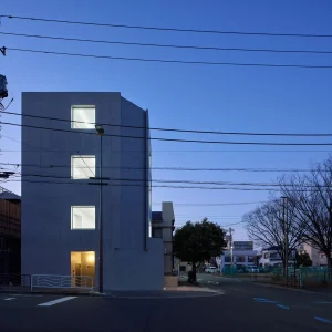 隣接する公園の緑と調和する江東区潮見のRC造4階建てオフィスビル。借景を活かした南側外観の美しい夕景。