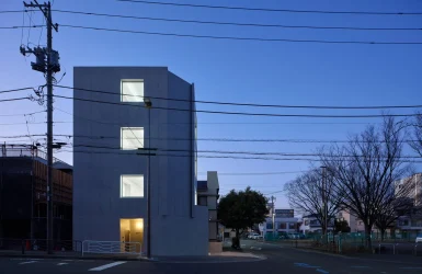 隣接する公園の緑と調和する江東区潮見のRC造4階建てオフィスビル。借景を活かした南側外観の美しい夕景。