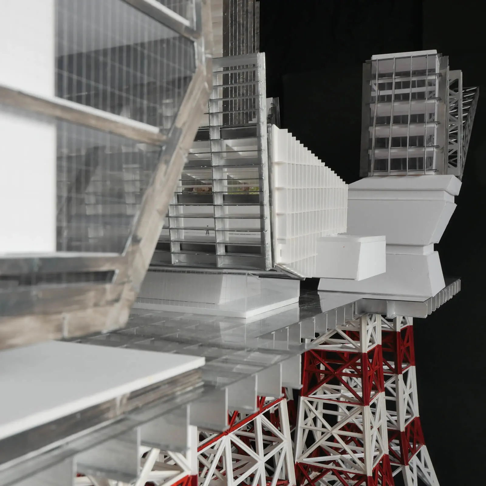 手前からカジノ棟 アミューズメント棟 クレーン棟の建築模型ディテールアングル