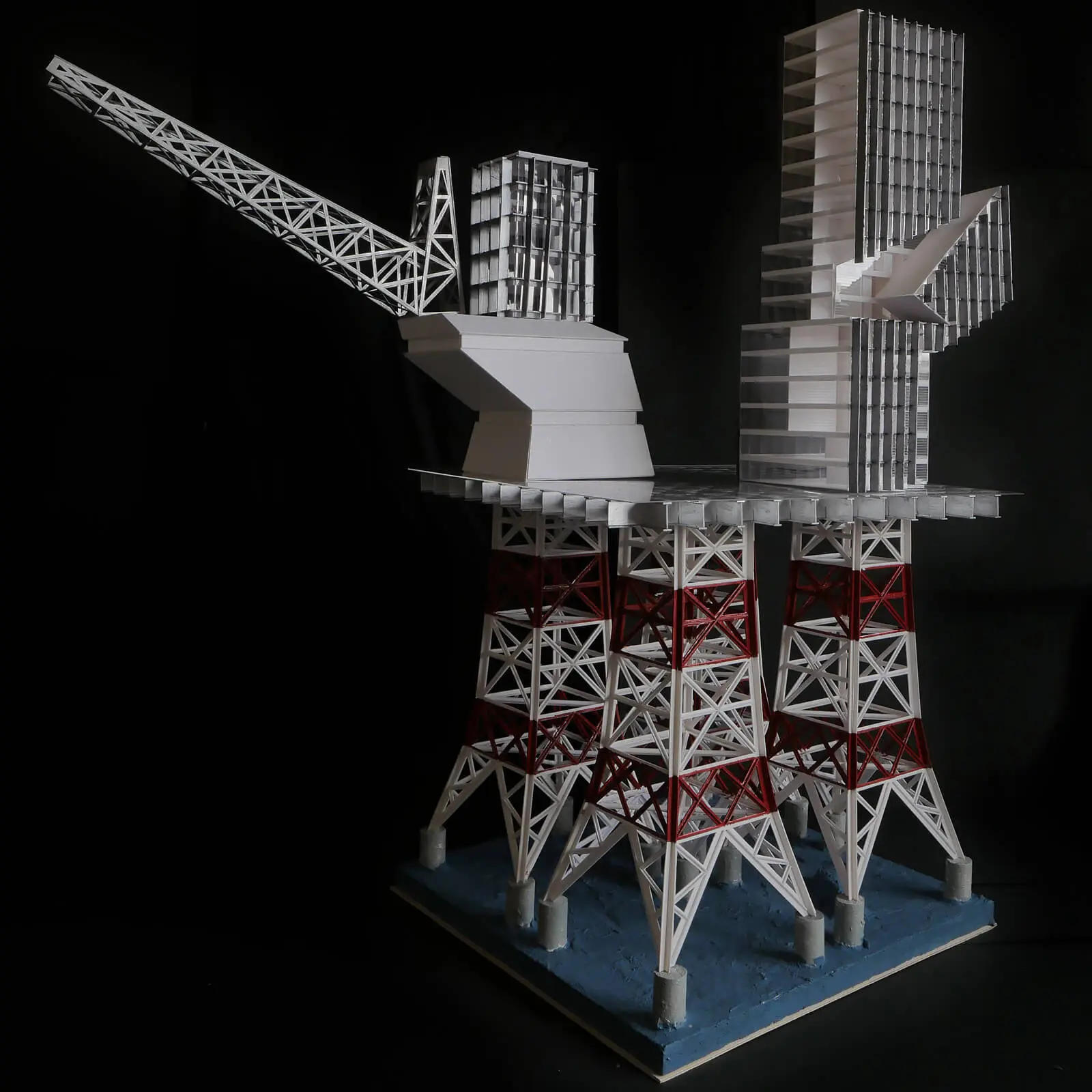 建築模型 左:クレーン棟 右:ホテル棟 海上から物資を引き上げるクレーン棟は大型で事務所建築を兼ねて計画している。