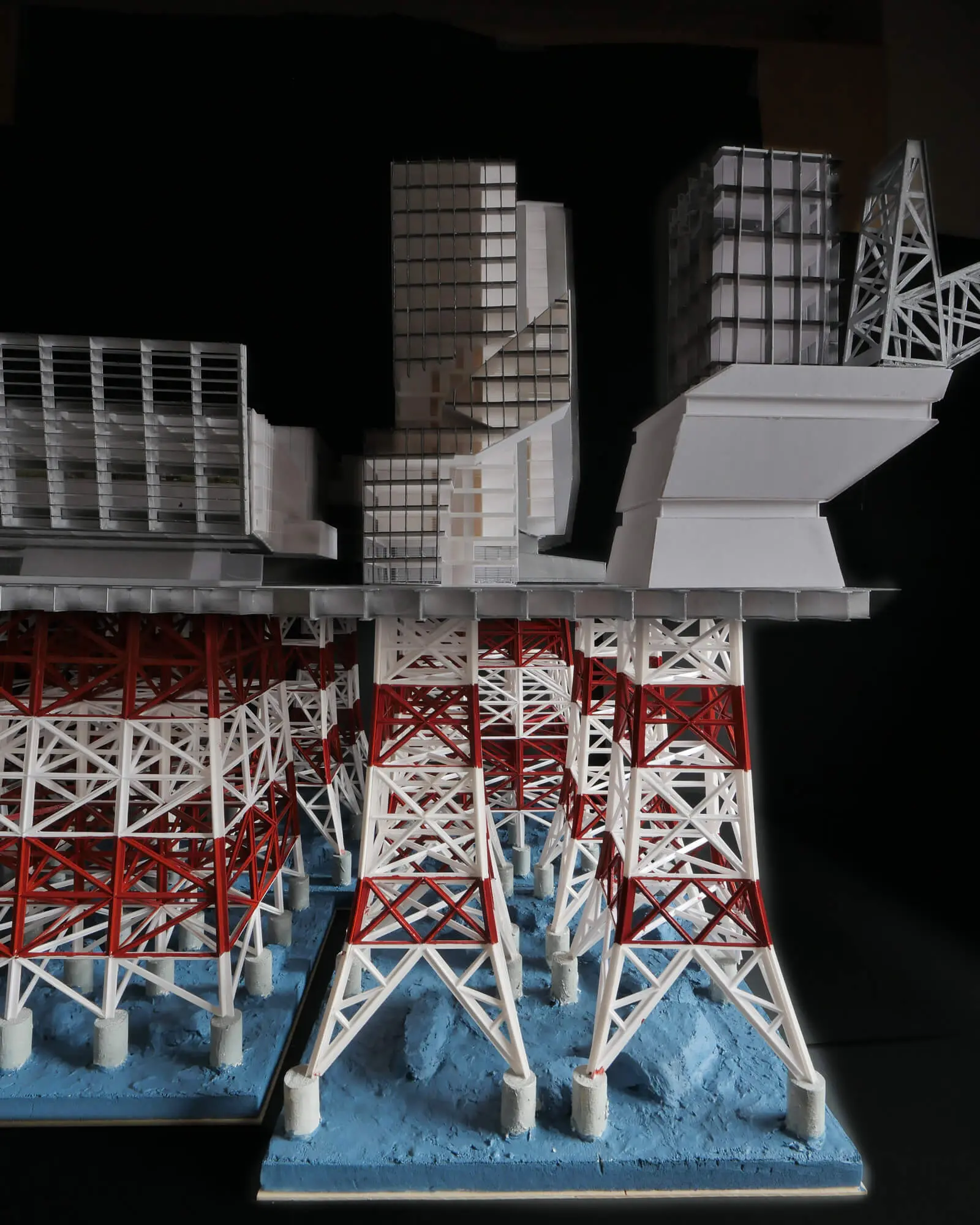 石油掘削リグ転用型 洋上SMR建築 建築模型 左:アミューズメント棟 中:ホテル棟 右:クレーン棟 構台面 西側アングル