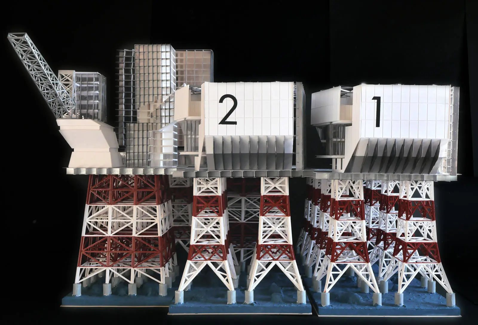 石油掘削リグ転用型 洋上SMR建築 全景 北側 構台面アングル