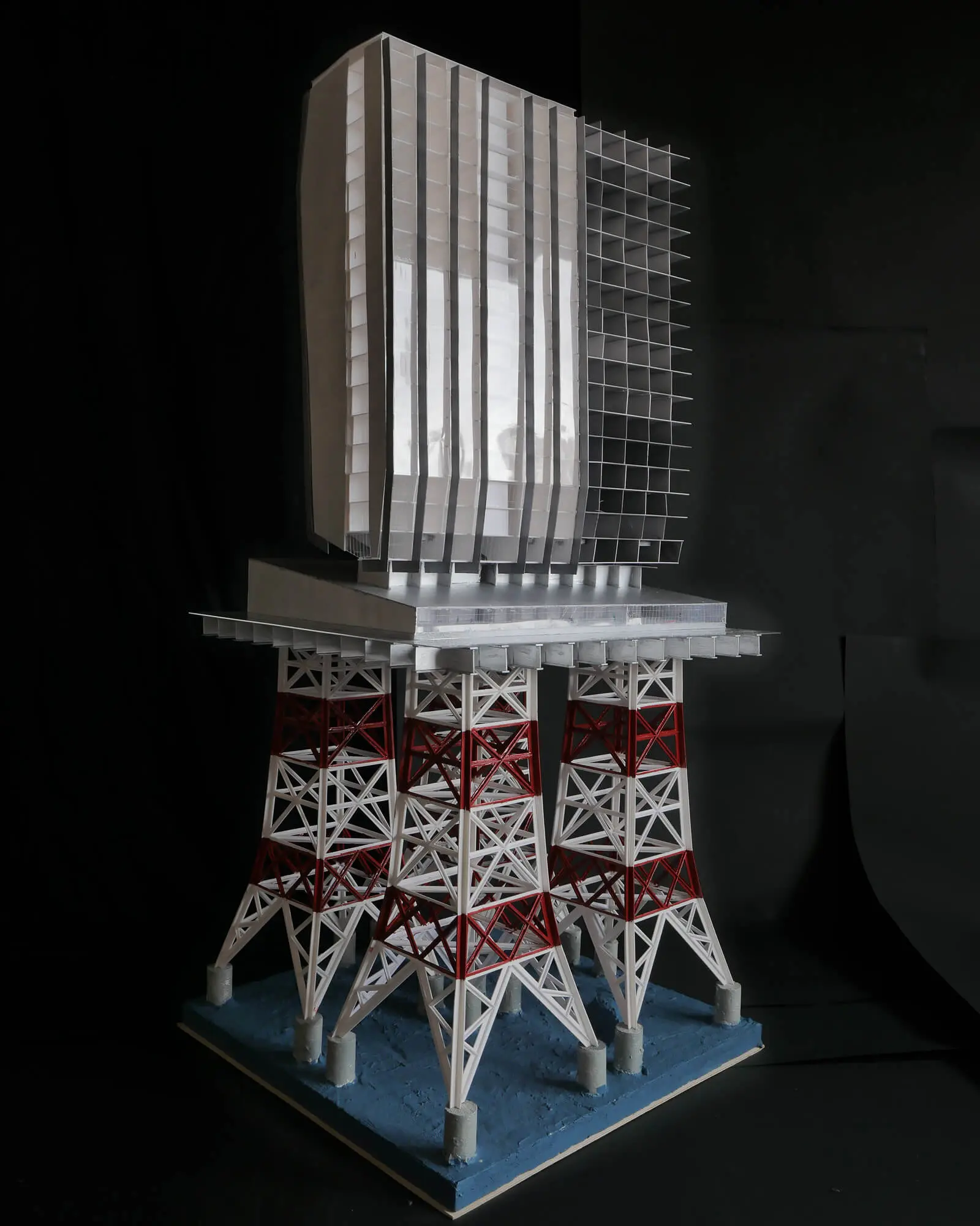 石油掘削リグ転用型 洋上SMR建築 宿泊棟 建築模型 奥はコンクリート躯体の将来増築部 手前側ガラスカーテンウォールが宿泊棟部分