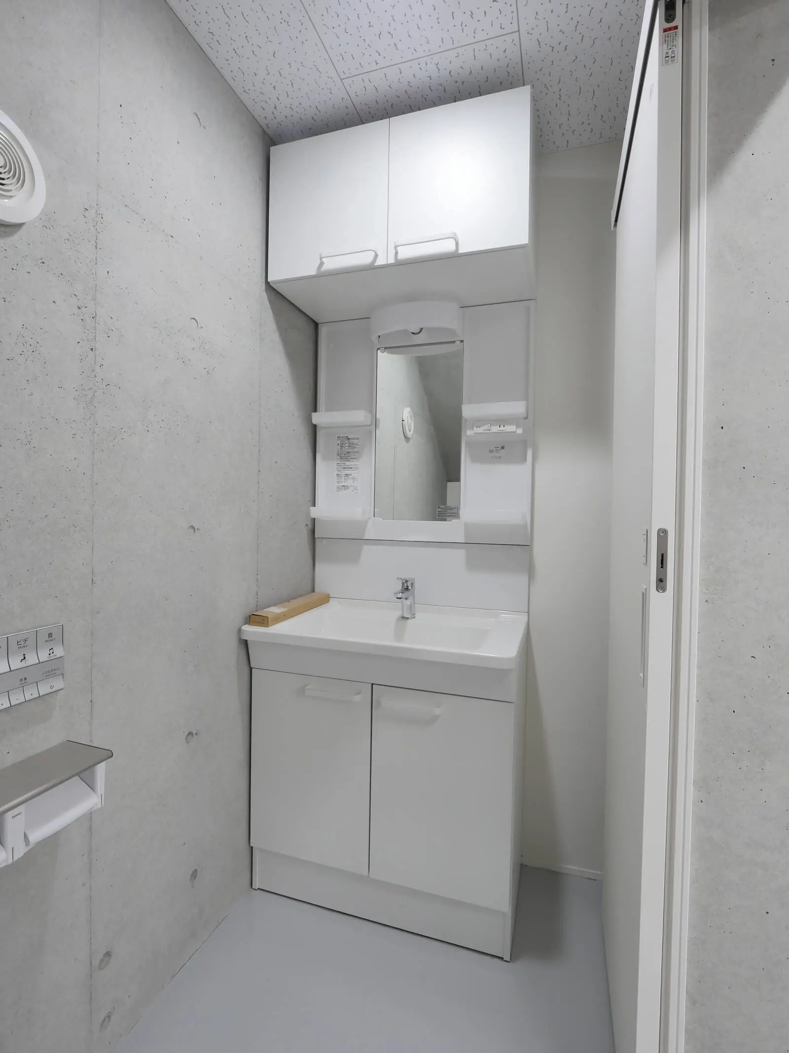 コストダウンを優先し、既製品の洗面ユニットを採用した自社ビル1階のトイレ手洗い場。