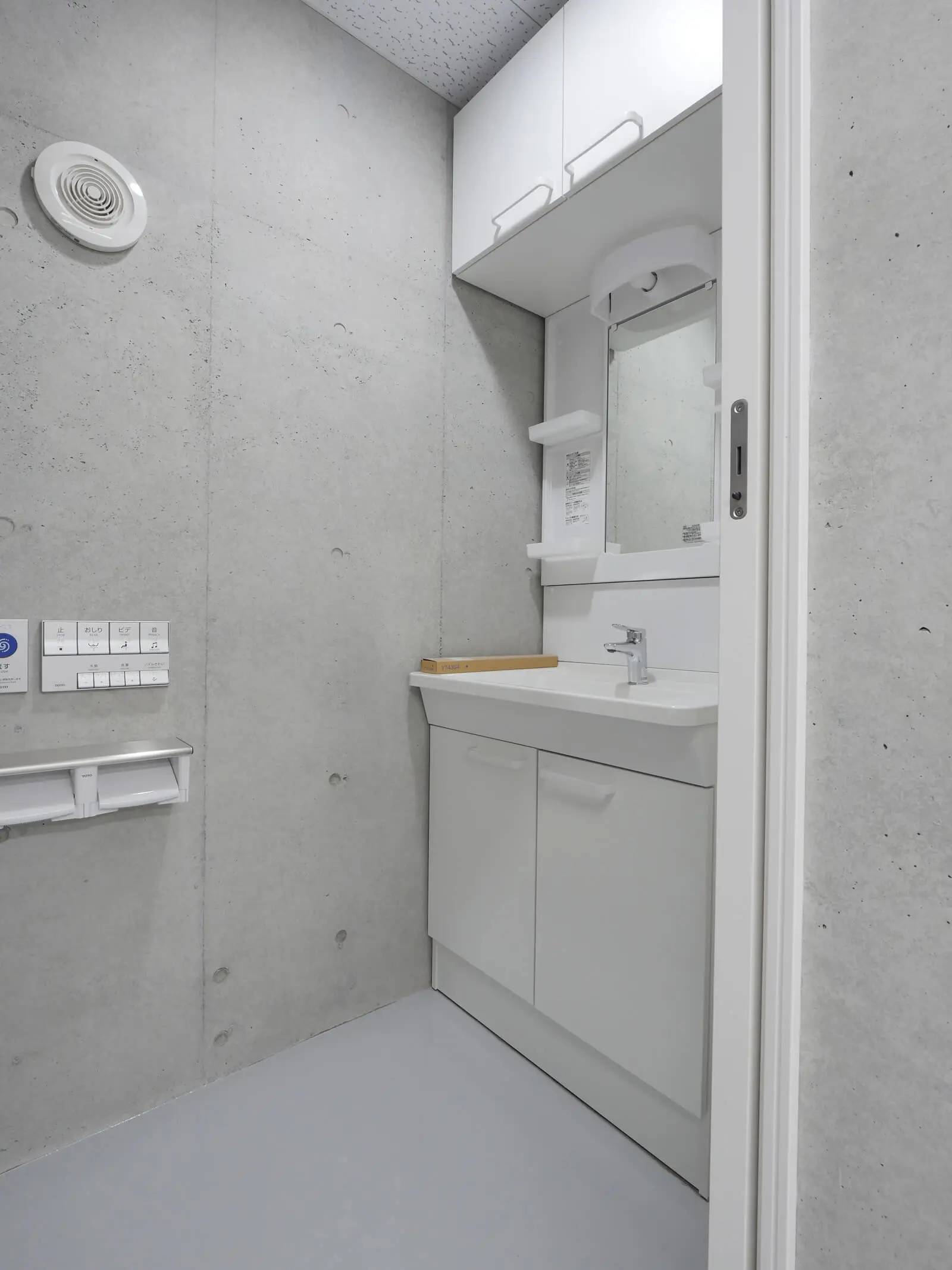 既製品を採用して施工手間を省き、予算を最適化した自社ビル1階トイレの洗面ユニット。