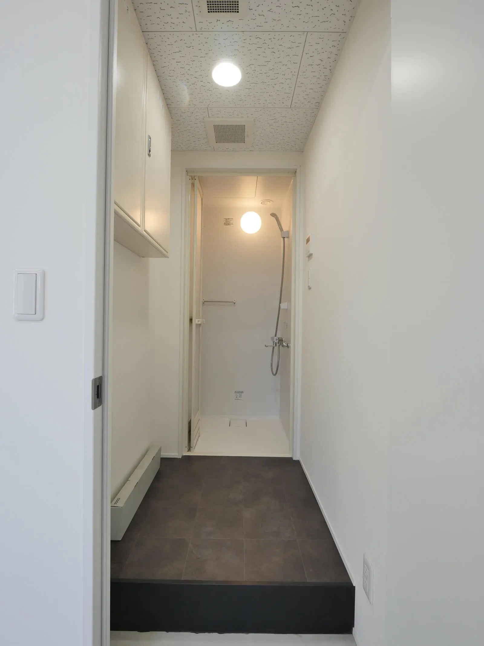 自社ビル内のシャワールーム。床を150mm上げて配管スペースを確保し、コンクリート施工の手間を削減。