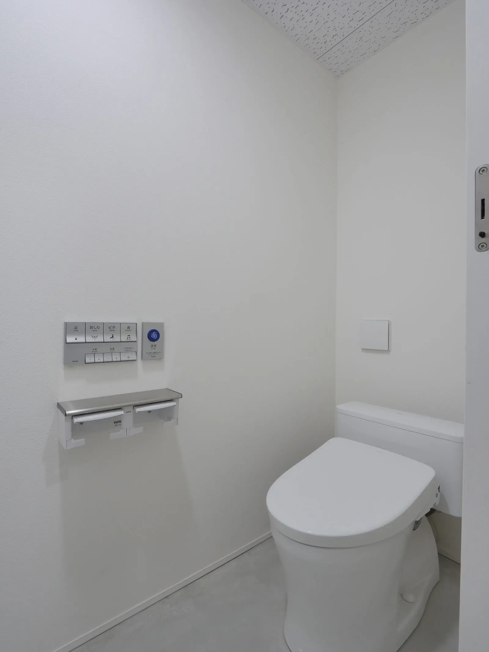 日々のメンテナンス性と清掃しやすさを重視した、自社ビル2階のシンプルな男子トイレ。