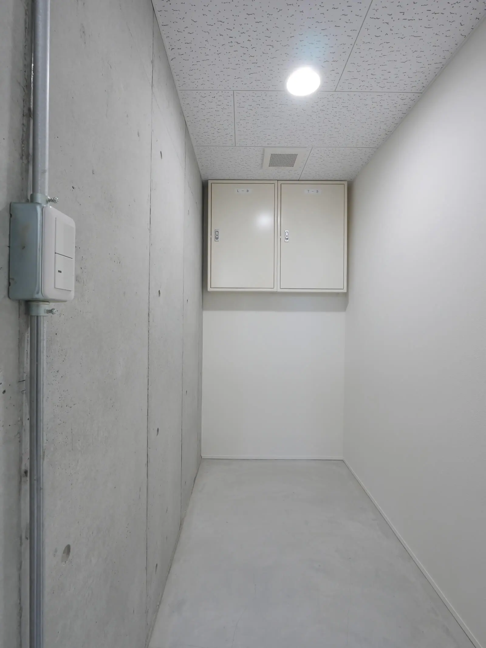 電気幹線の盤室を兼ねることでオフィススペースを最大化した、自社ビル3階の女子ロッカー室。