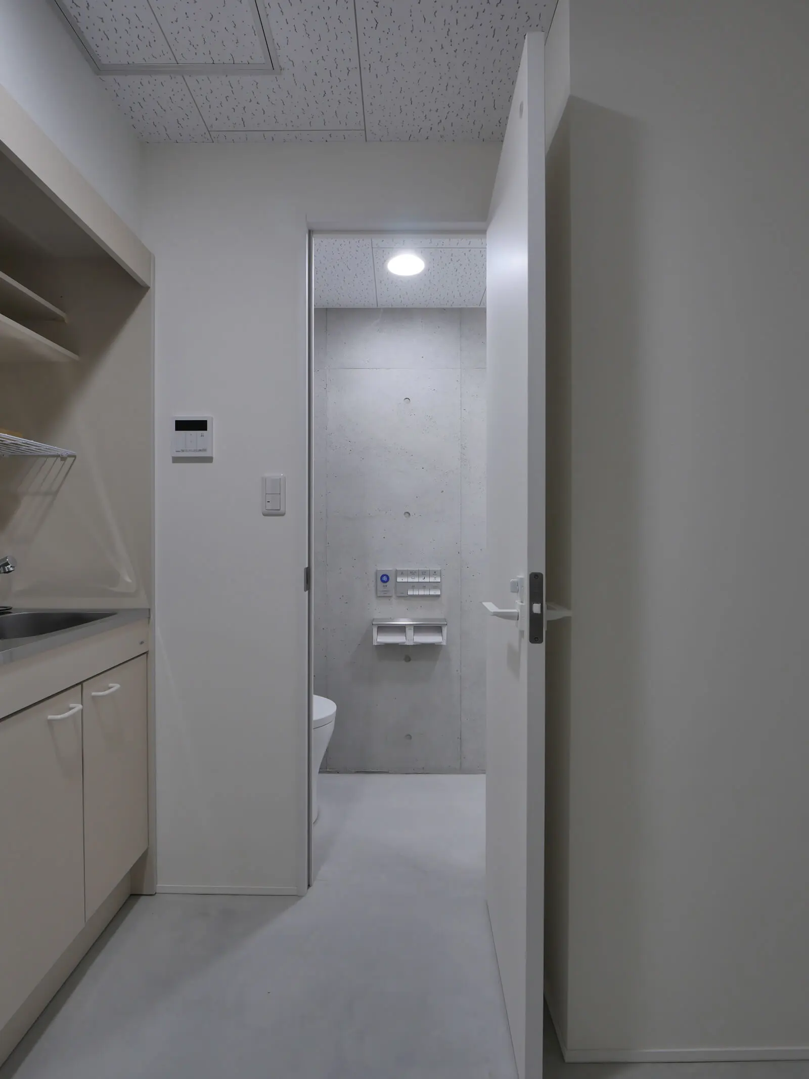 従業員のプライバシーに配慮し、給湯室を経由して入る動線を採用した自社ビルの女子トイレ。