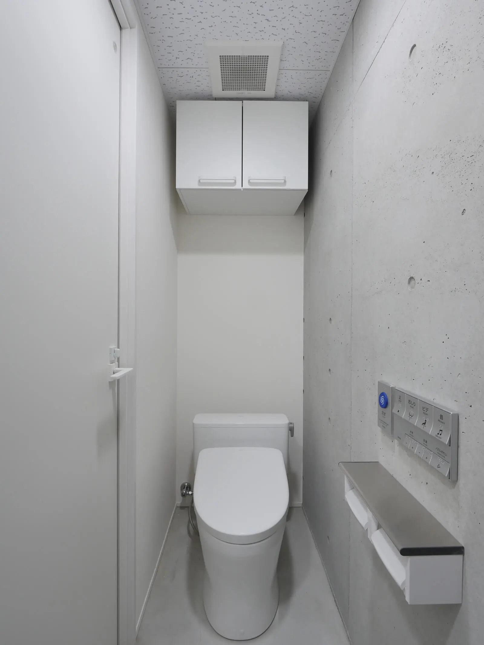 既製品の吊り戸棚を活用し、造作手間とフィラー処理を省略して徹底的にコストダウンを図った女子トイレ。