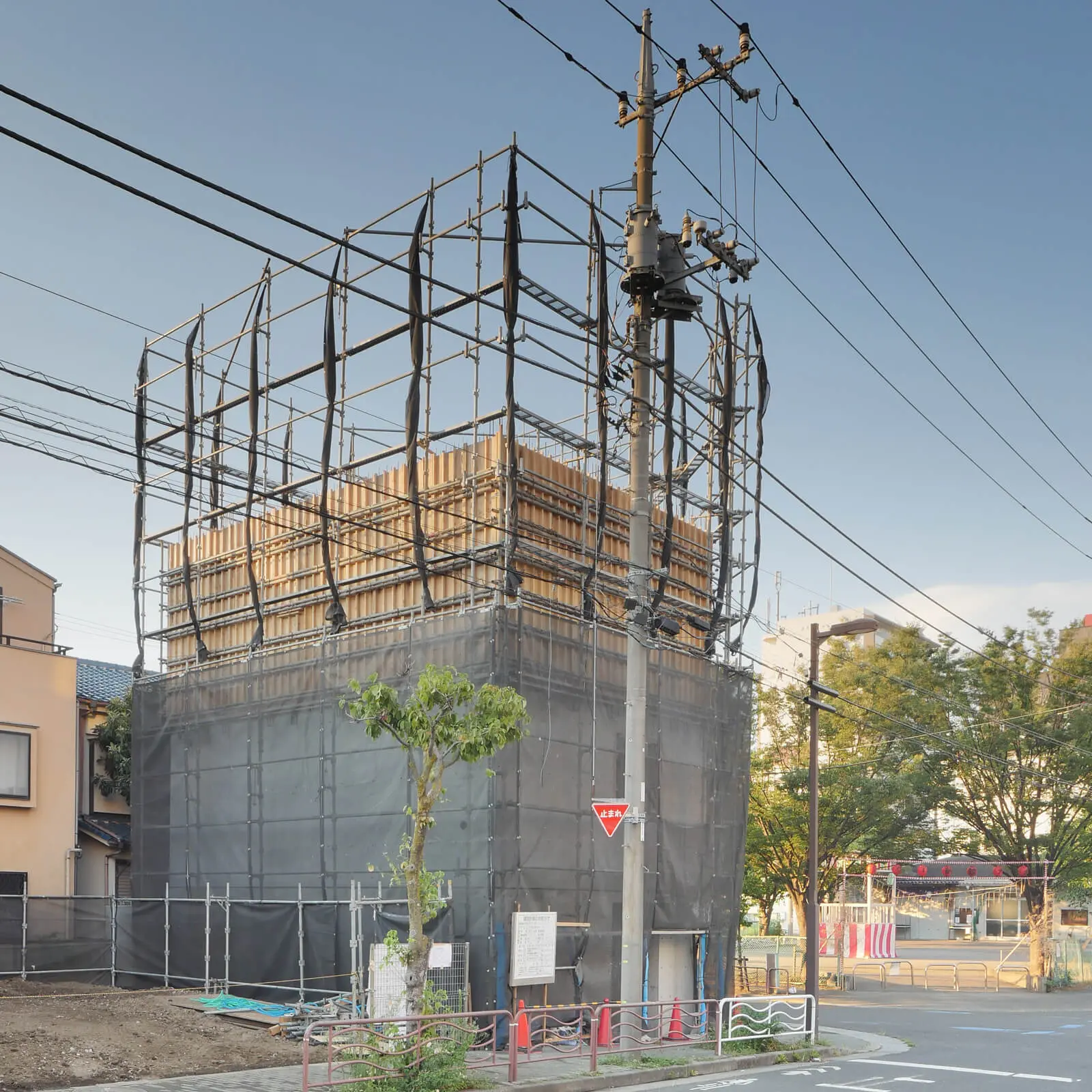 RC造4階建てオフィスビルの西側外観。コンクリート打放し仕上げの設計施工状況。