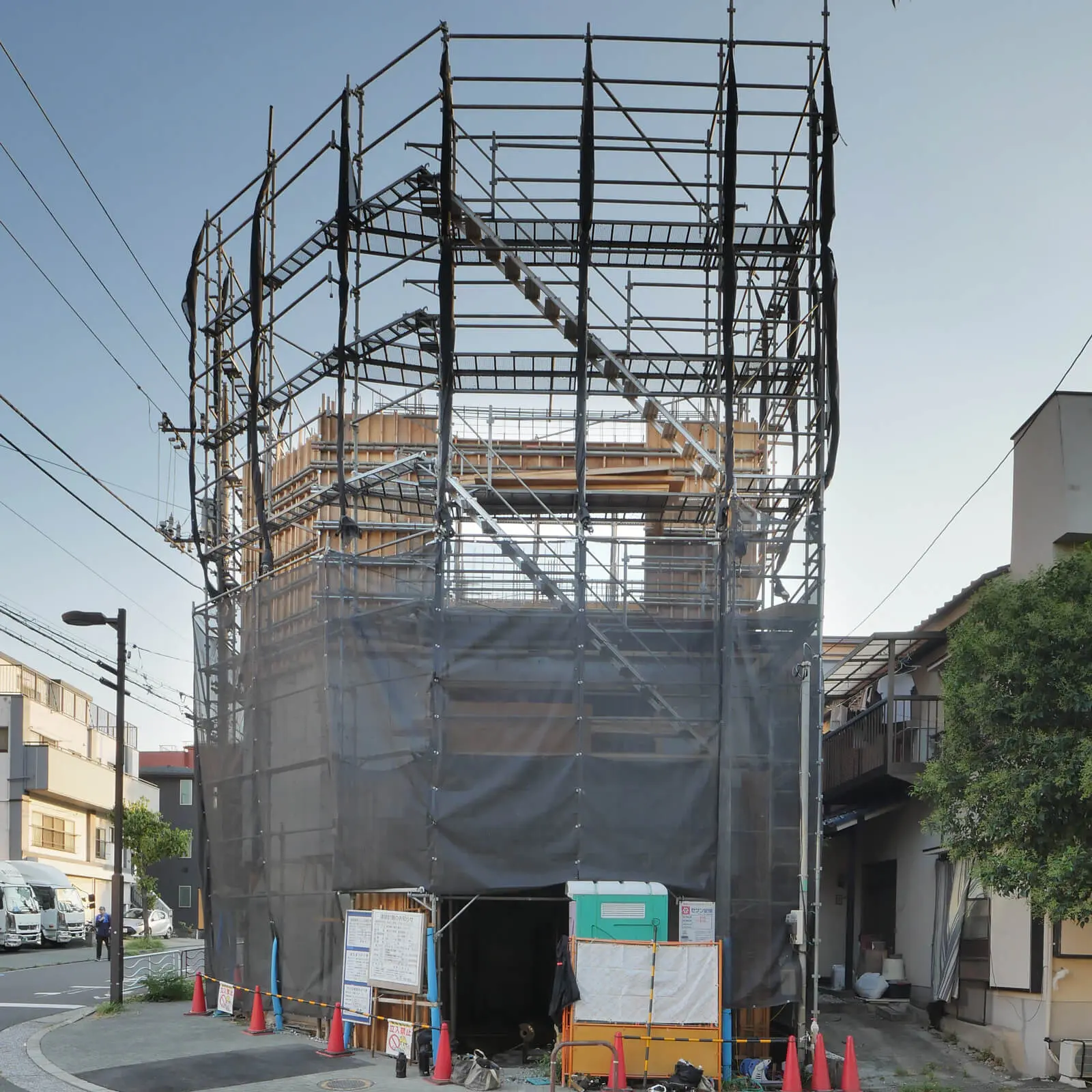 江東区潮見の4階建てコンクリート打放しオフィスビル設計事例。2階壁鉄筋工事の施工状況(東側外観)