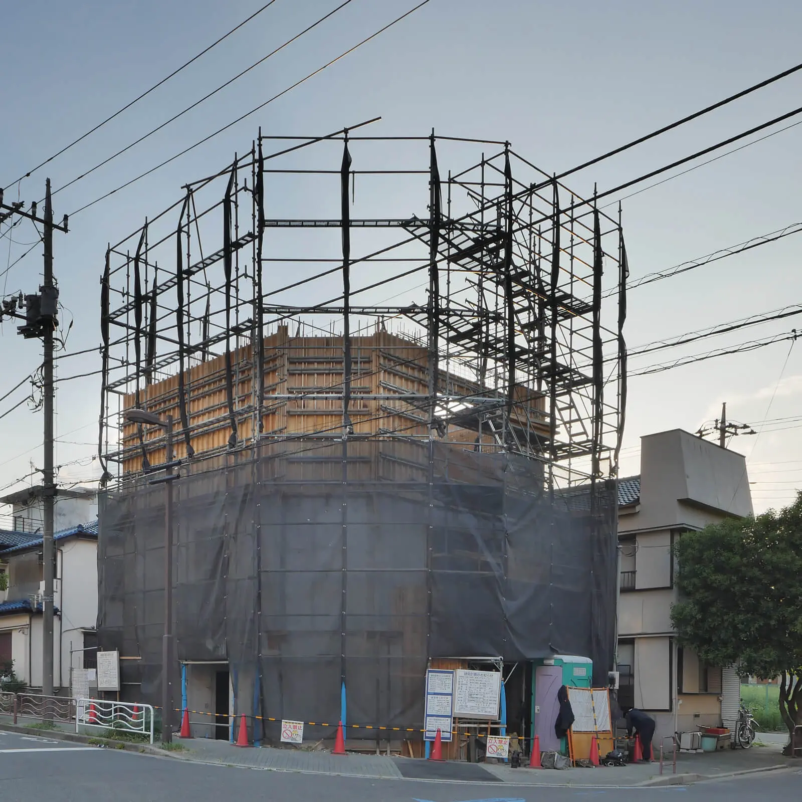 江東区潮見のオフィスビルプロジェクト、南東側からの全景。4階建てRC造。