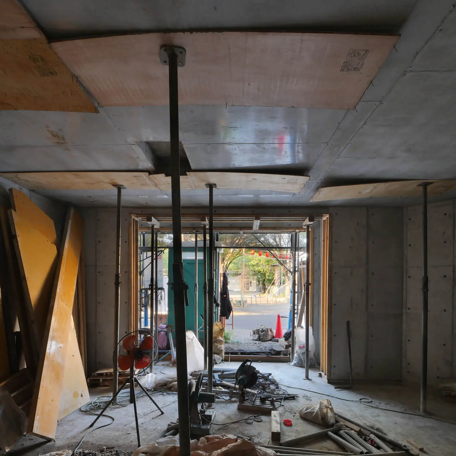 江東区潮見の4階建てオフィスビル設計事例。3階壁鉄筋工事中の1階は型枠が脱型され支保工パイプサポートが天井支持が残っています。