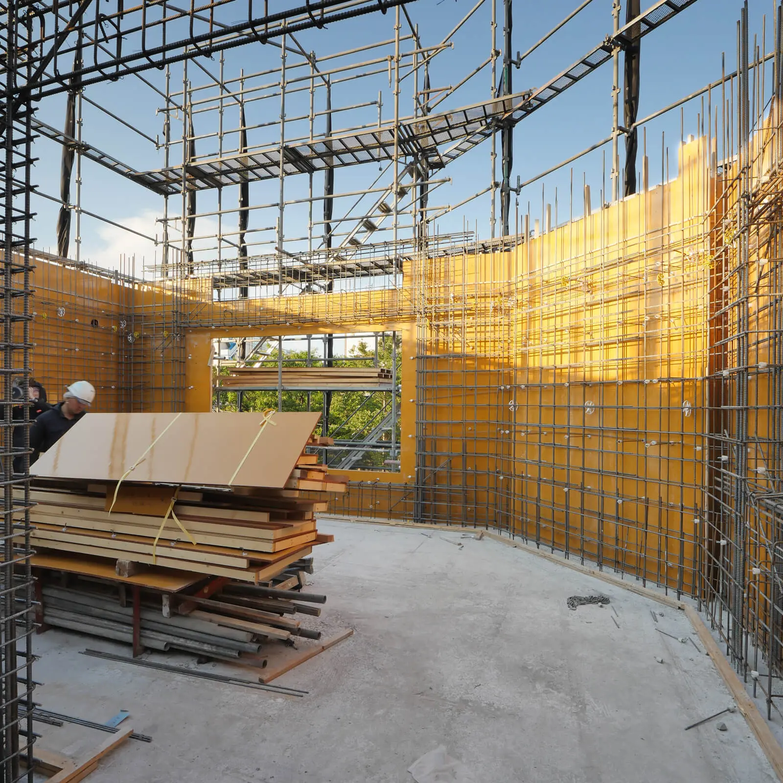 江東区潮見のコンクリート打放し仕上オフィスビル新築工事における3階壁鉄筋工事の様子 南西側から東面の大開口を確認できる施工中写真